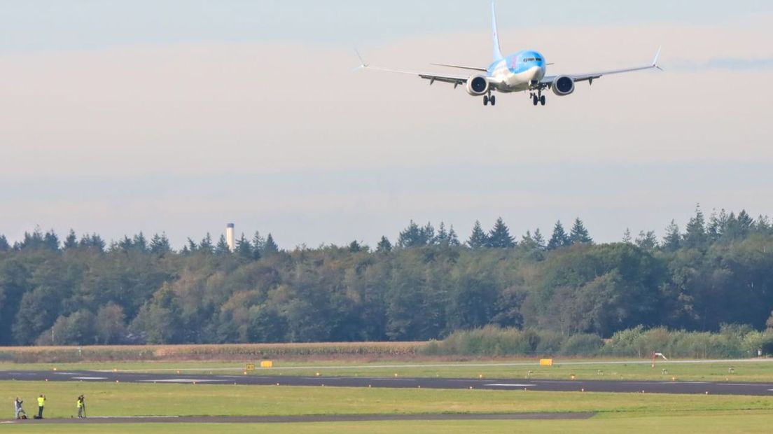De Boeing scheert over Twente Airport
