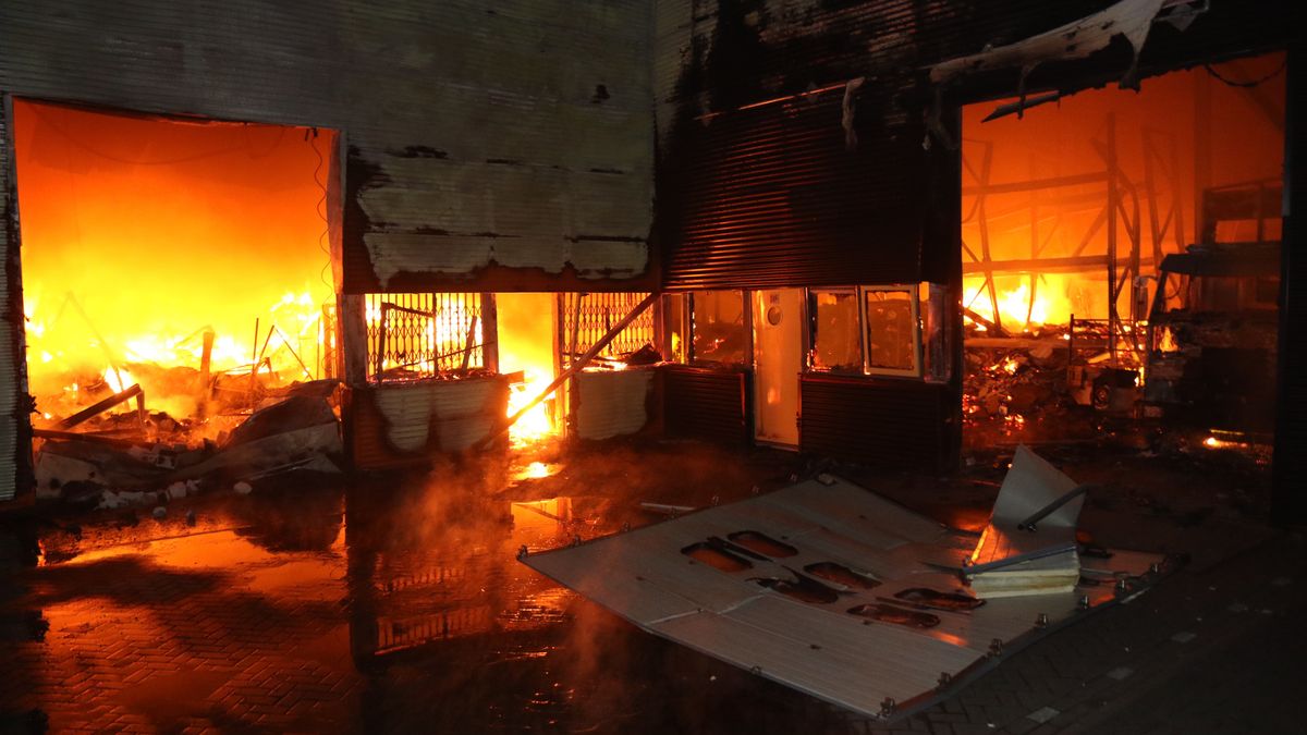 Hevige brand in bedrijfspand Oude-Tonge