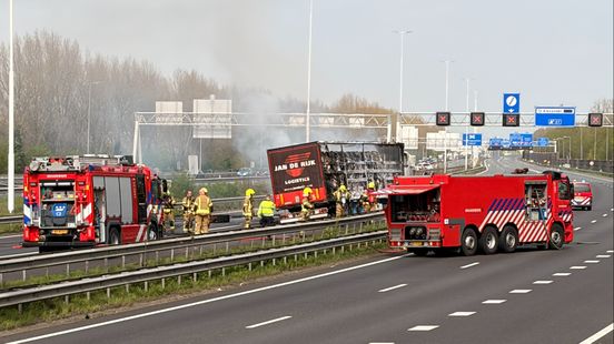 Vrachtwagen in brand op snelweg bij Rotterdam, hoofdrijbaan voorlopig nog dicht