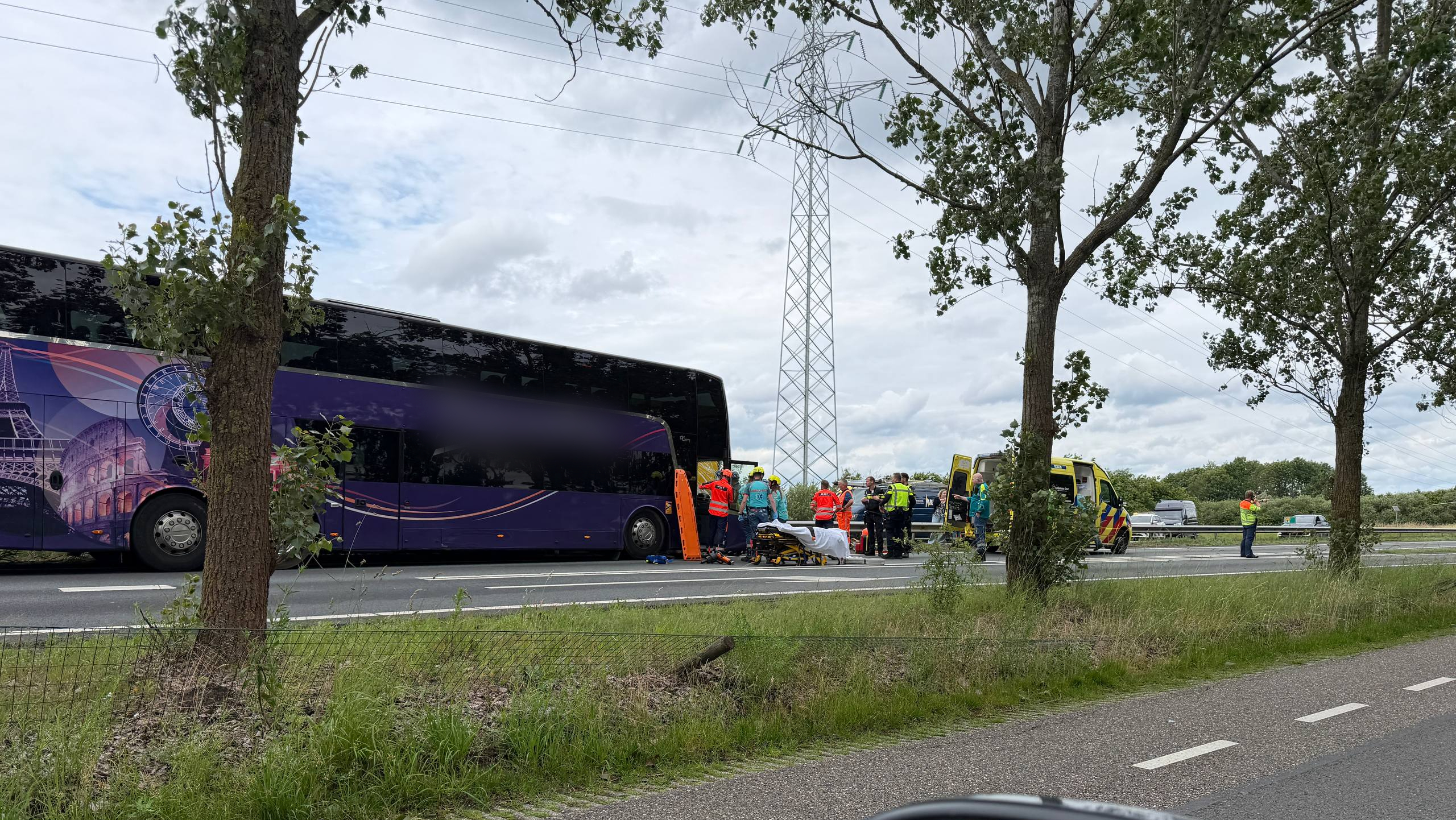 Dodelijk ongeval op N36 bij aanrijding touringcar en auto.