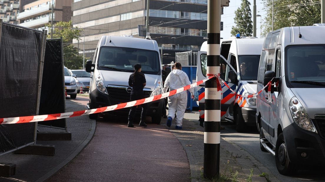 Onderzoek op de Lijnbaan in Den Haag na de vondst van een dode man