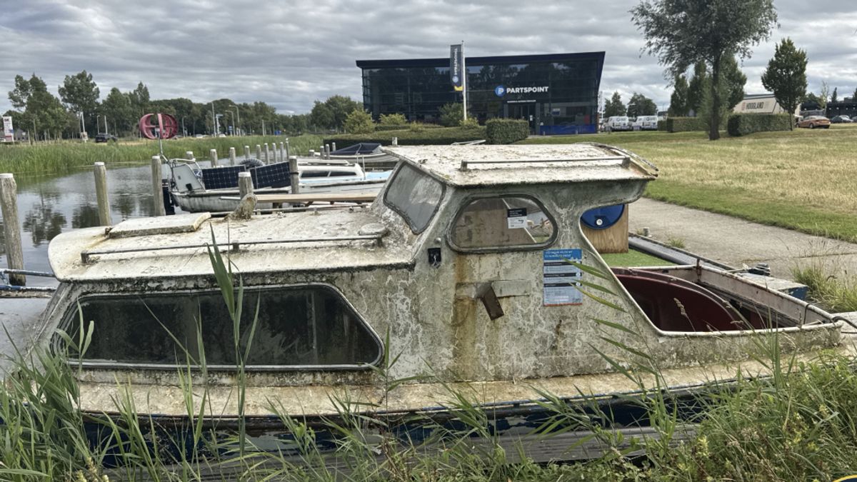 Verwaarloosde boot moet weg uit Dokkum | Drugswoning in Sneek gesloten