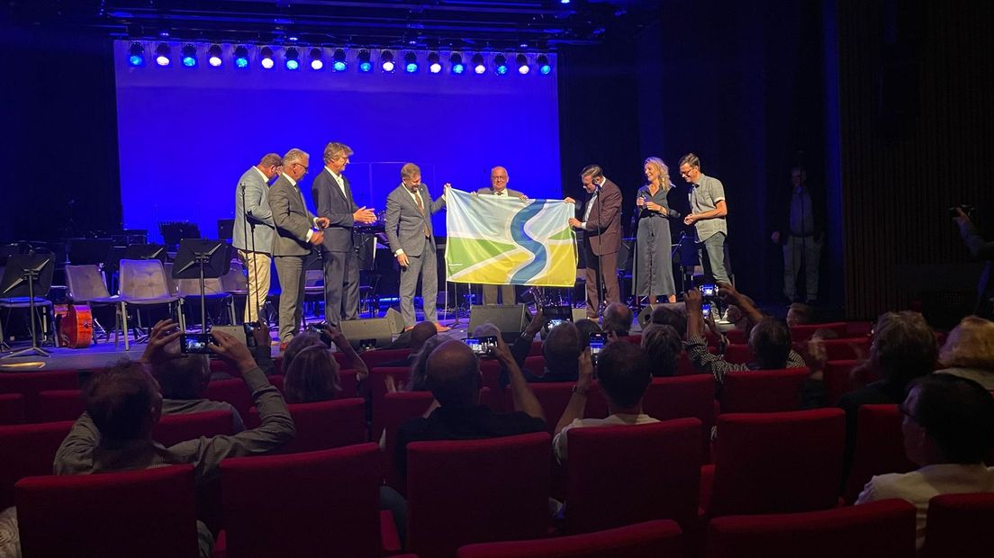 Burgemeesters Dadema, Strien en Hofland van respectievelijk Raalte, Olst-Wijhe en Rijssen-Holten onthulden de vlag