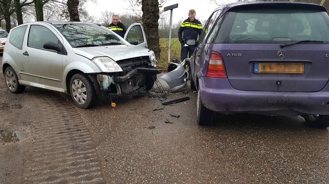 Frontale botsing tussen twee auto's in Glanerbrug