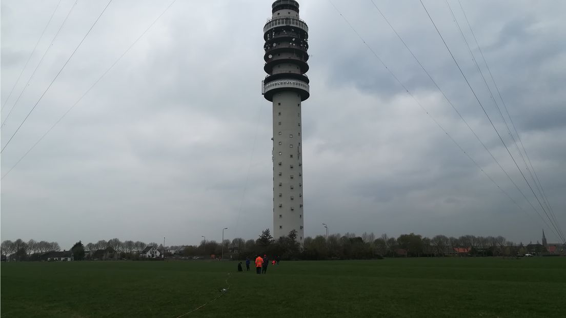 Beneden en bovenin de toren wordt er nog steeds hard gewerkt.