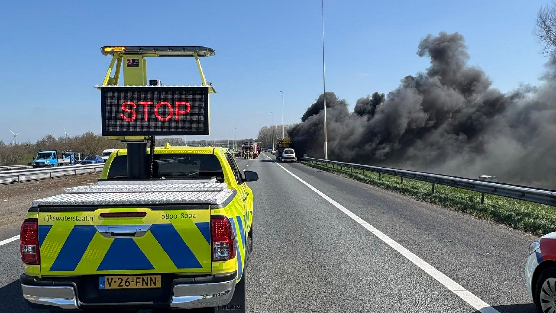 A27 nog deels dicht na brandende kraanwagen