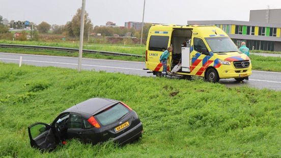 Auto belandt naast de snelweg, hulpdiensten snel ter plaatste
