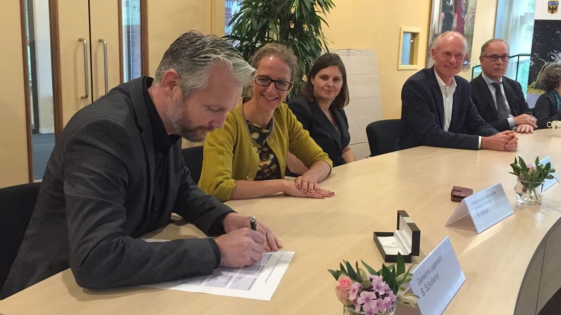 Wethouder Schollema zet zijn handtekening