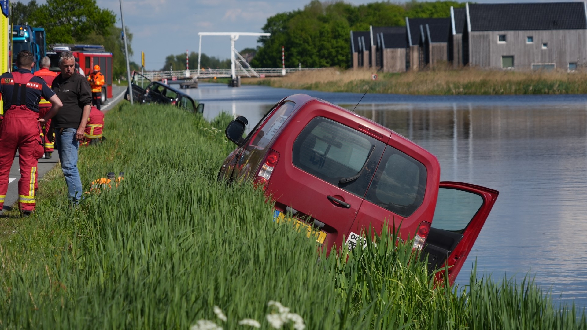 112-nieuws: Voertuigen belanden bijna in water na botsing bij Lageland