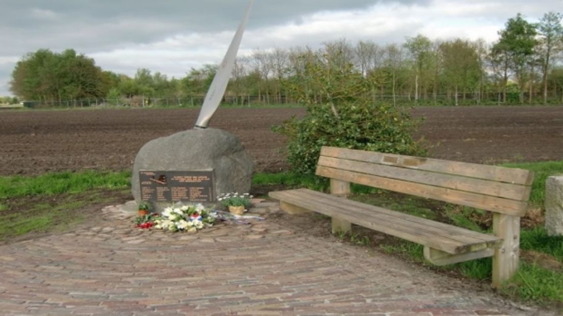 Bij het monument worden nieuwe informatiepanelen onthuld (Rechten: archief RTV Drenthe)