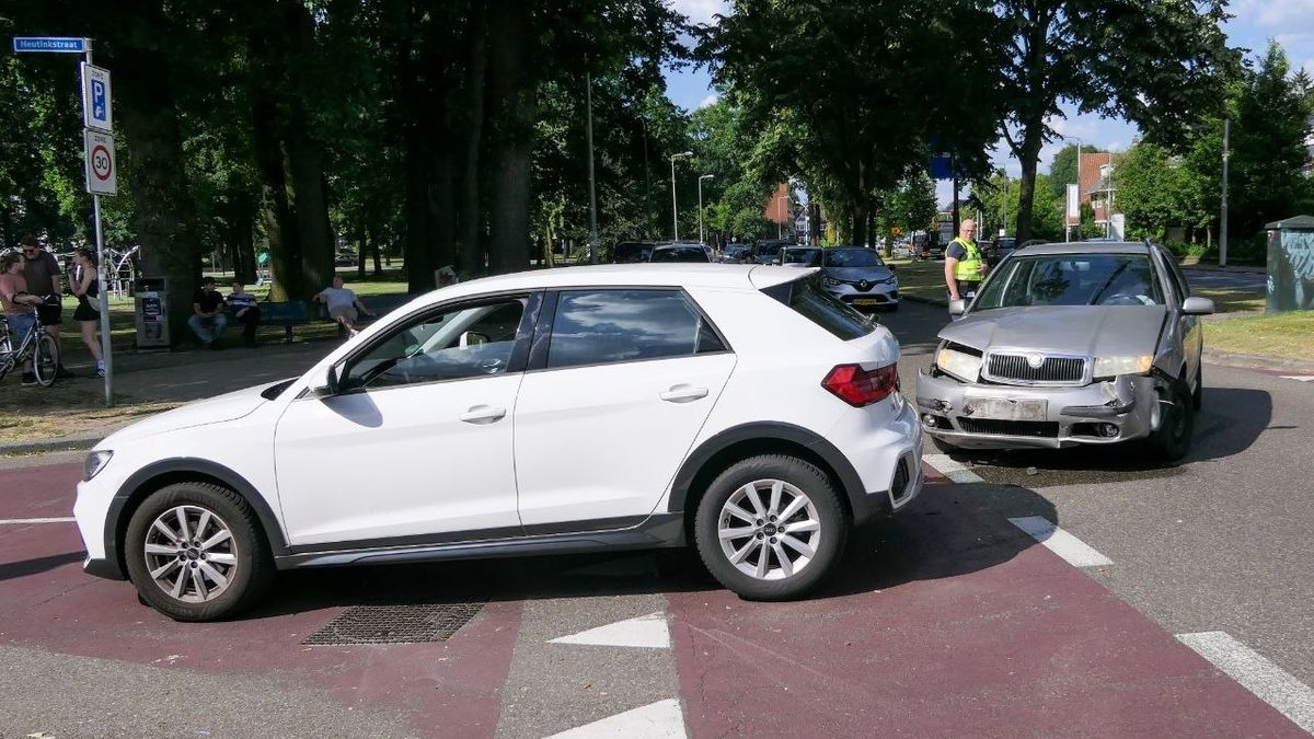 112 Nieuws: Gewonde bij aanrijding in Vriezenveen | Auto botst op boom in Rijssen