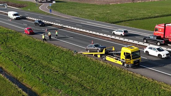 File op A12 nadat twee auto's botsen