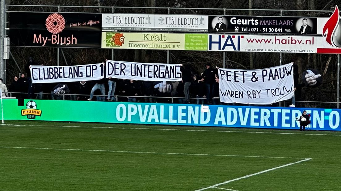 De RBY - Rijnsburg Youth - hield spandoeken omhoog voorafgaand aan de wedstrijd