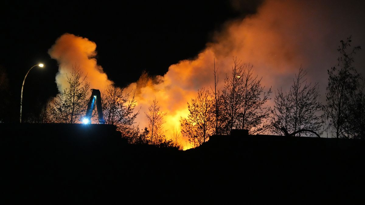 Grote brand in stapel hout in Staphorst onder controle