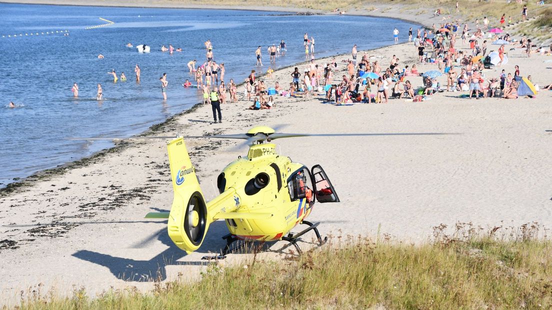 Traumahelikopter landt op strand in Yerseke