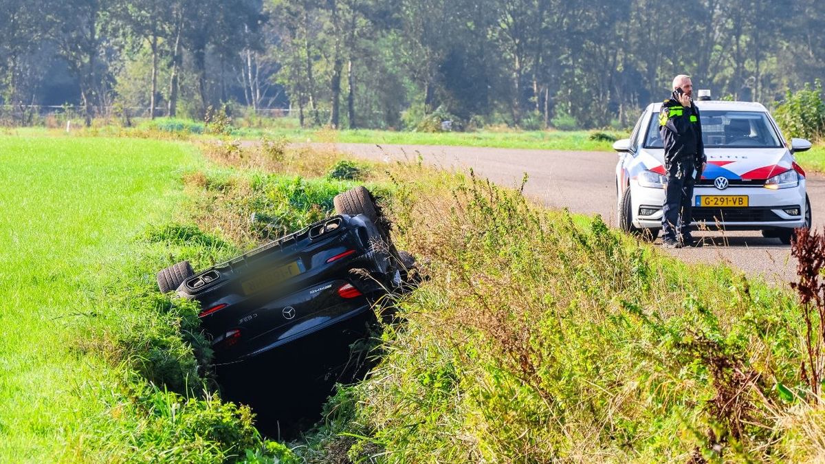 Vermoedelijke vluchtauto crasht na winkelinbraak in Almelo