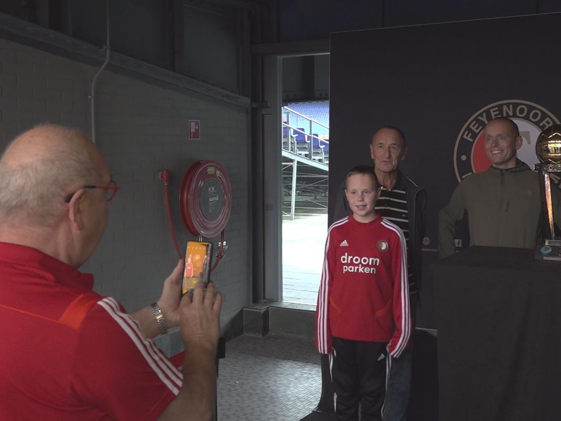 Harry den Ouden (midden) gaat met zijn zoon en kleinzoon met de Wereldbeker van Feyenoord op de foto
