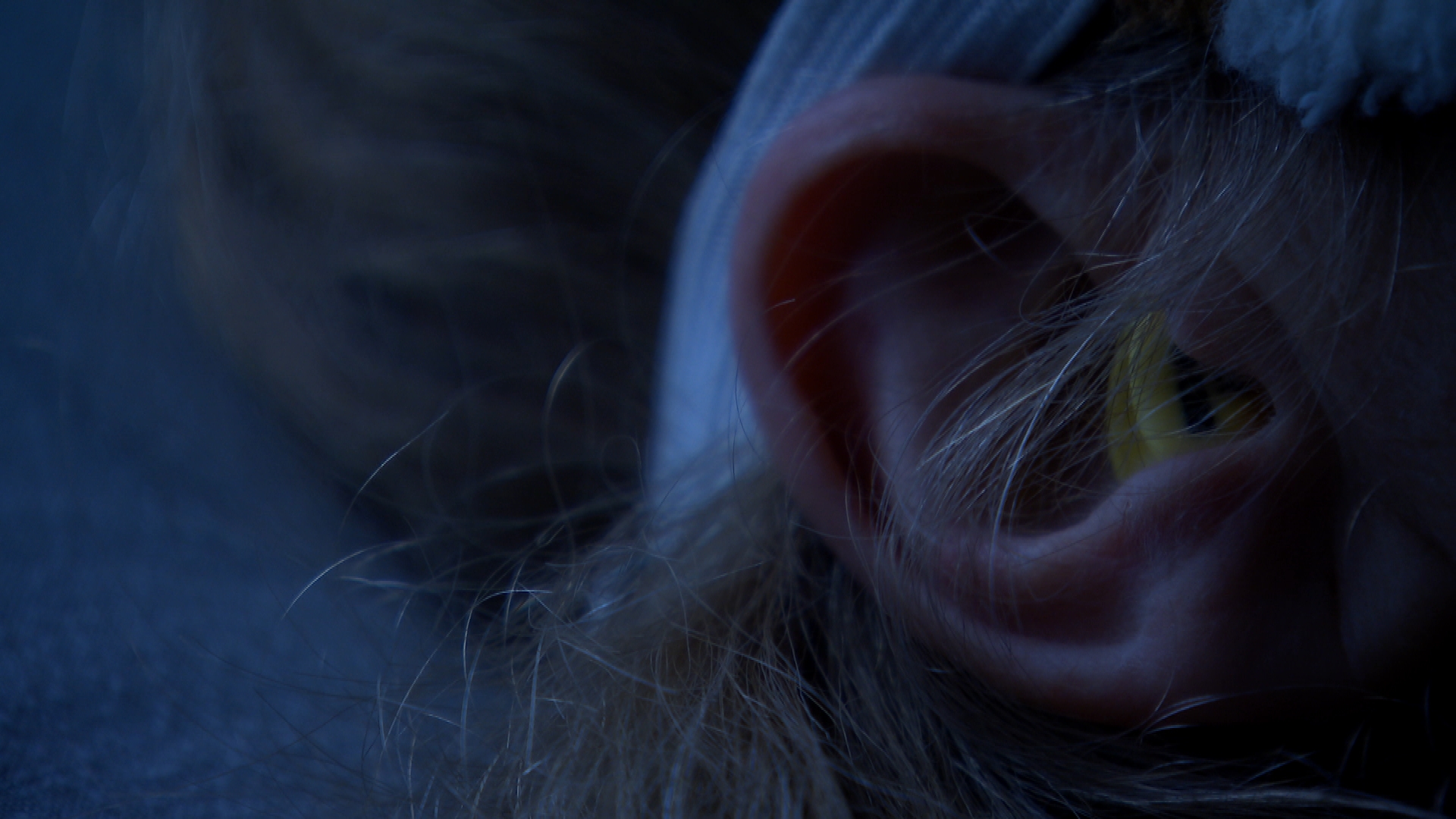 Oogmasker op, oordoppen in, gordijnen dicht: De tienerdochter van 'Johanna' ligt al een jaar in het donker