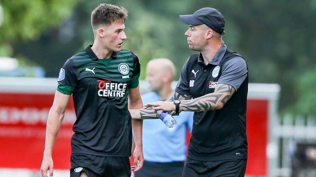 Hrustic in gesprek met FC Groningen-trainer Danny Buijs