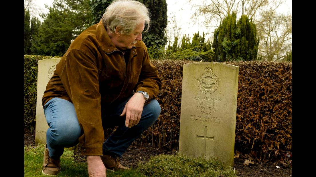 Adrie Roding bij het graf van 'de onbekende soldaat'