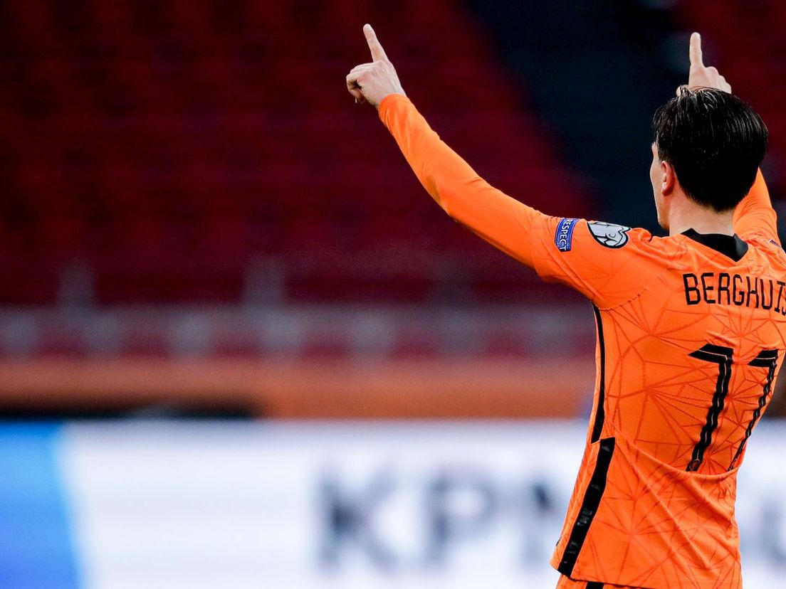 Steven Berghuis viert zijn eerste treffer voor Oranje. (Orange Pictures - Broer van den Boom)