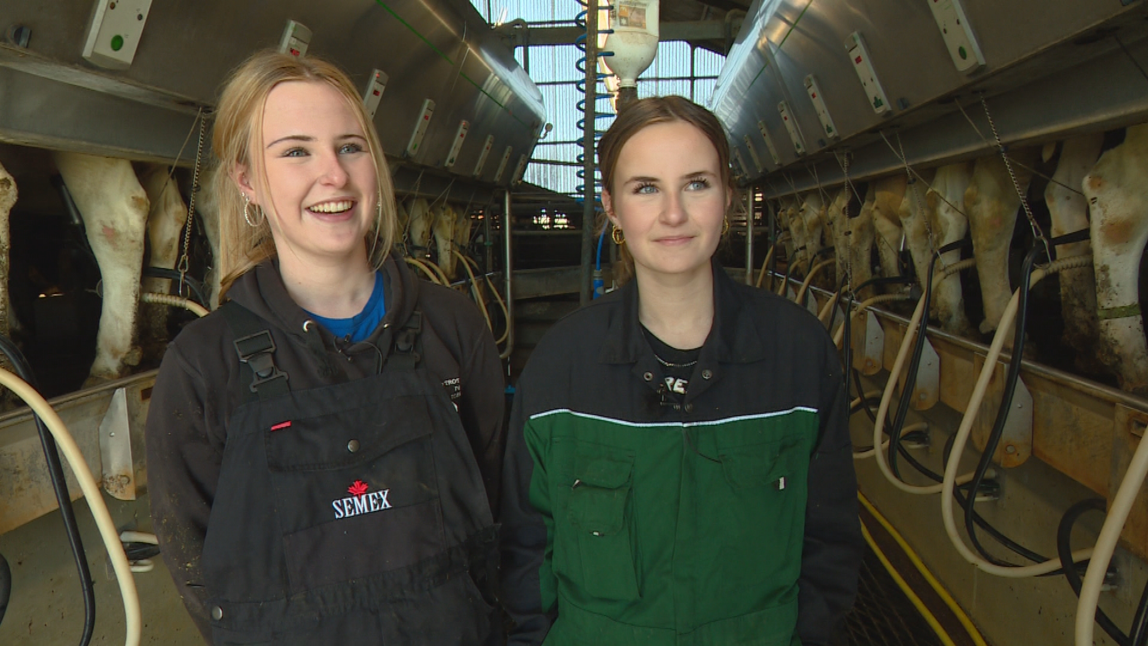 Melissa (links) en Annalies Hooghiemster in de melkput