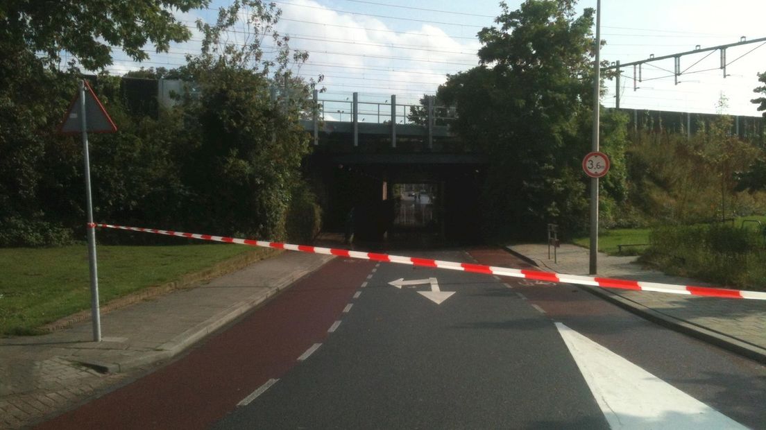 Ook tunnel Veenweg Deventer staat blank, politie zet tunnel af
