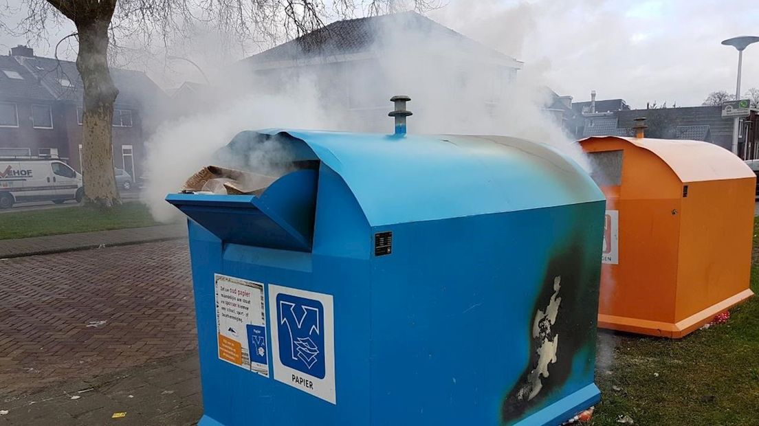 Veel rook uit brandende papiercontainer Hengelo