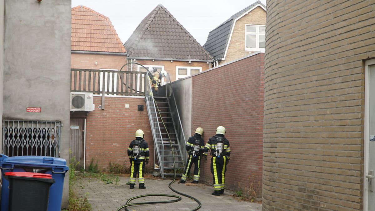 Brand in papiercontainer en reclamebord in Heerenveen snel onder controle