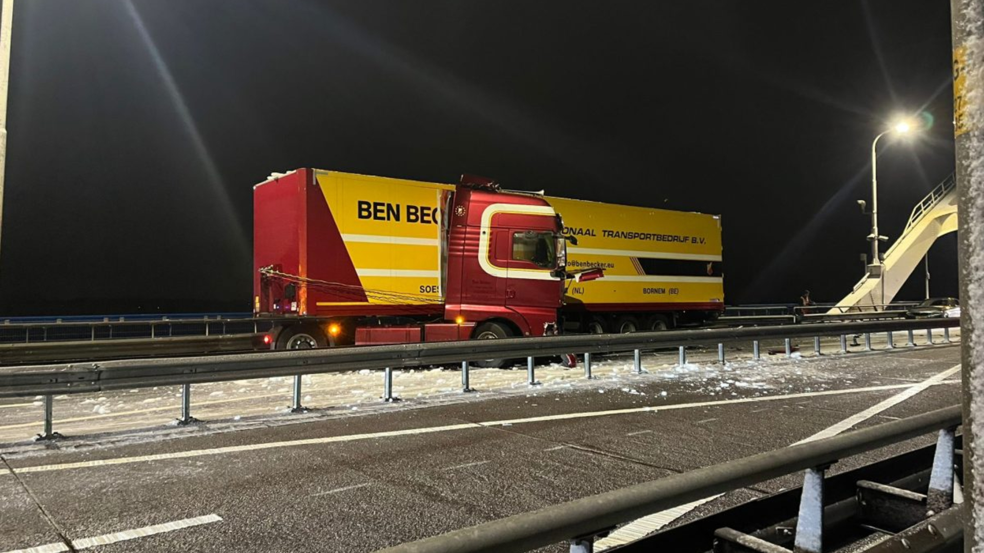 De vrachtwagen schaarde precies ter hoogte van de Merwedebrug