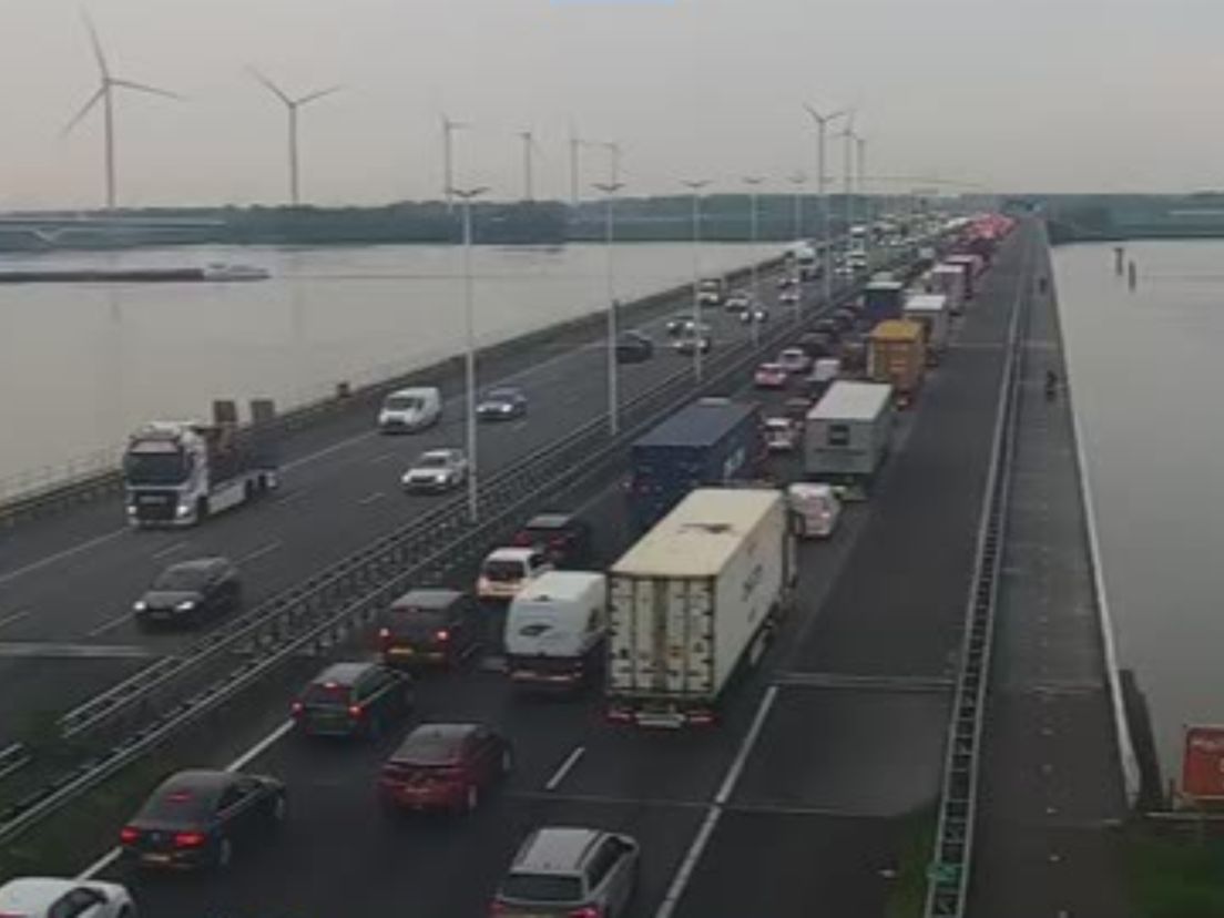 File op de A16 vanuit Dordrecht door een ongeluk bij Moerdijk