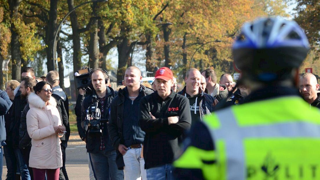 Gespannen sfeer tijdens een zich verplaatsende demonstratie