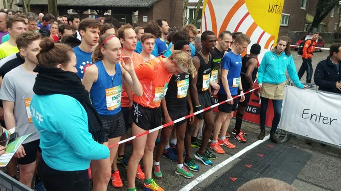 Deelnemers aan de start van de Stevensloop.