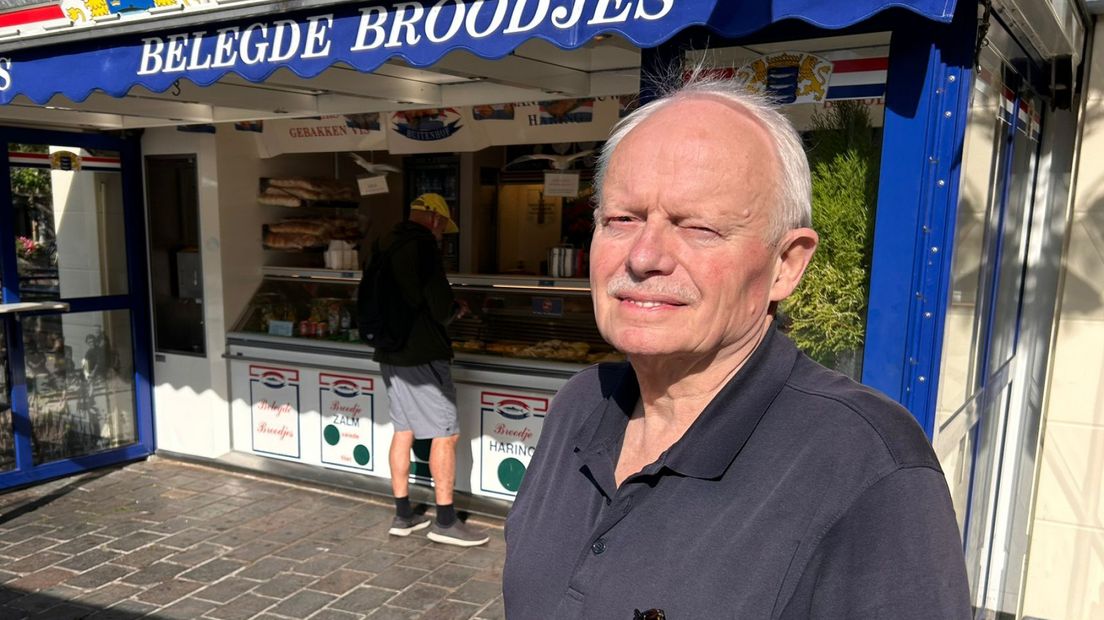 Martin Buutveld voor zijn haringkraam
