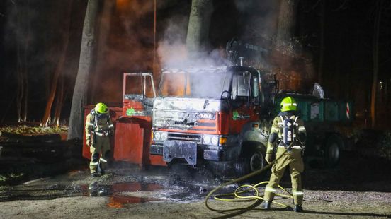 Vrachtwagen op parkeerplaats uitgebrand