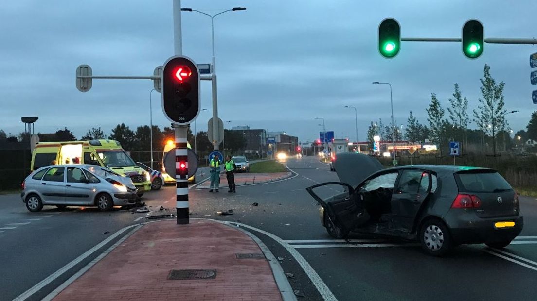 Bij een botsing tussen twee auto's in Zaltbommel zijn zaterdagochtend vroeg drie gewonden gevallen.
