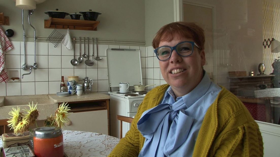 De nieuwe bewoner Miranda ten Kate straalt in haar jaren vijftig keuken