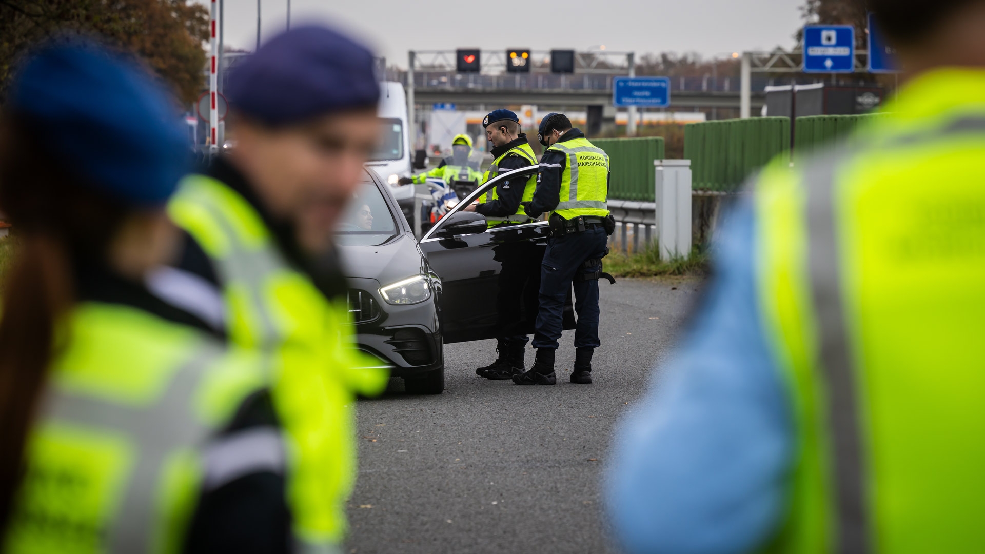 De marechaussee controleert automobilisten
