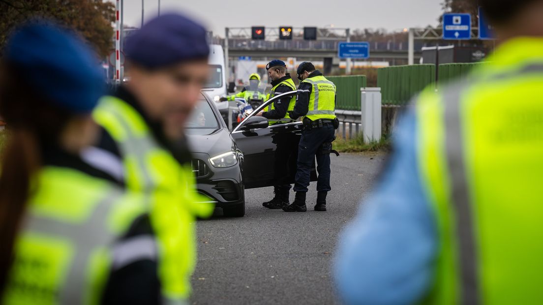 De marechaussee controleert automobilisten