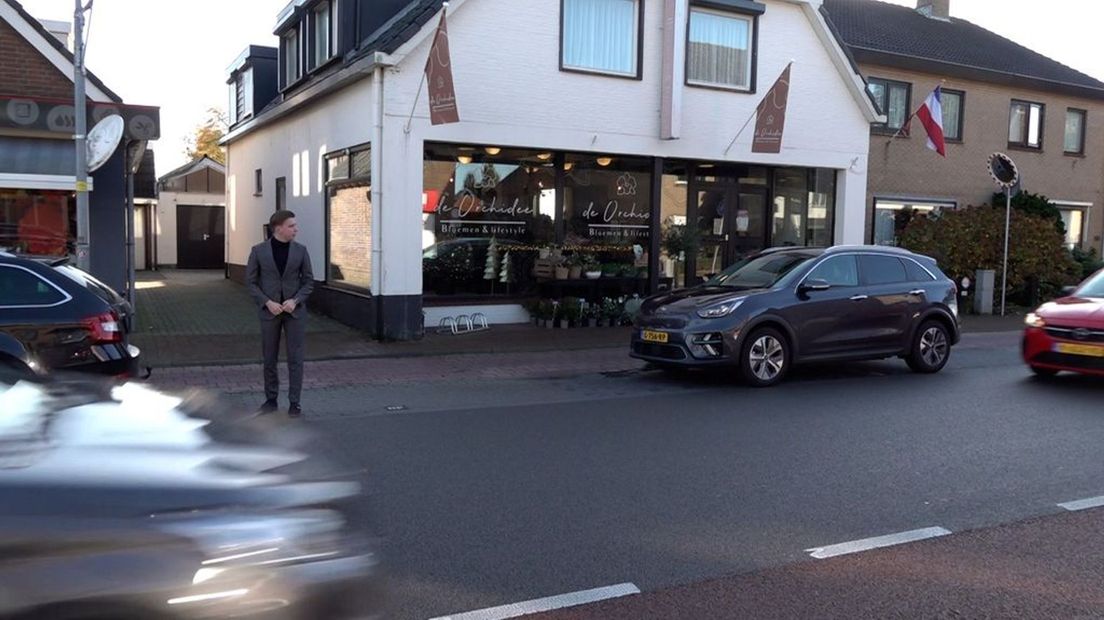 Tom de Nooijer probeert de Zuiderzeestraatweg over te steken