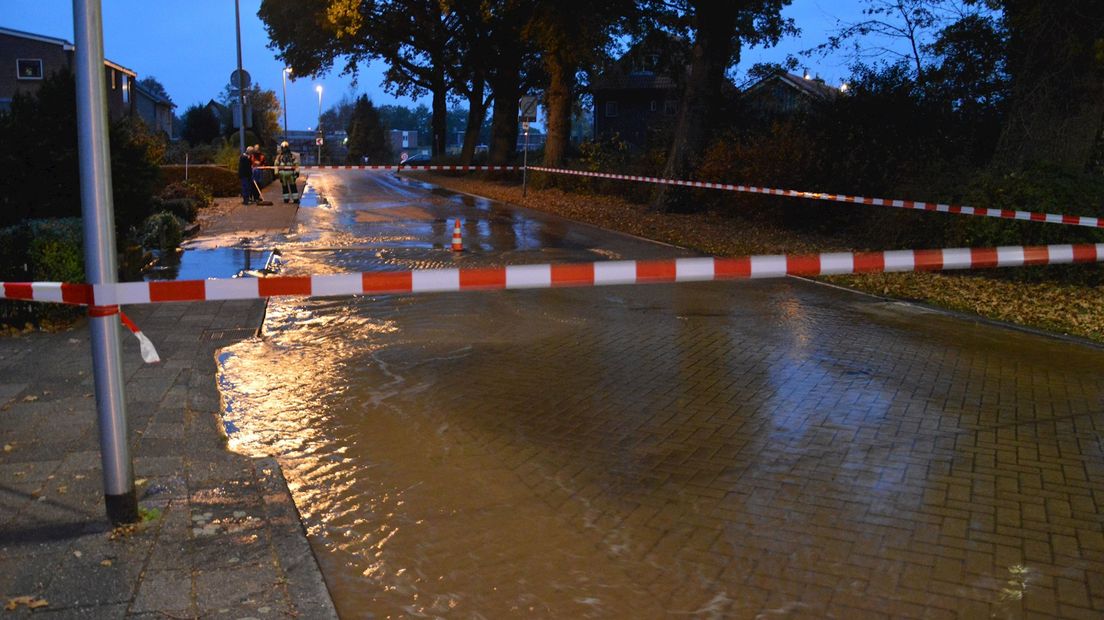 Water stroomt de straat in