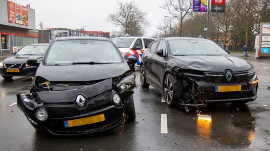Schade na botsing tussen twee autos | Oliebollenkraam vliegt in brand. Schade na botsing tussen twee autos | Oliebollenkraam vliegt in brand.