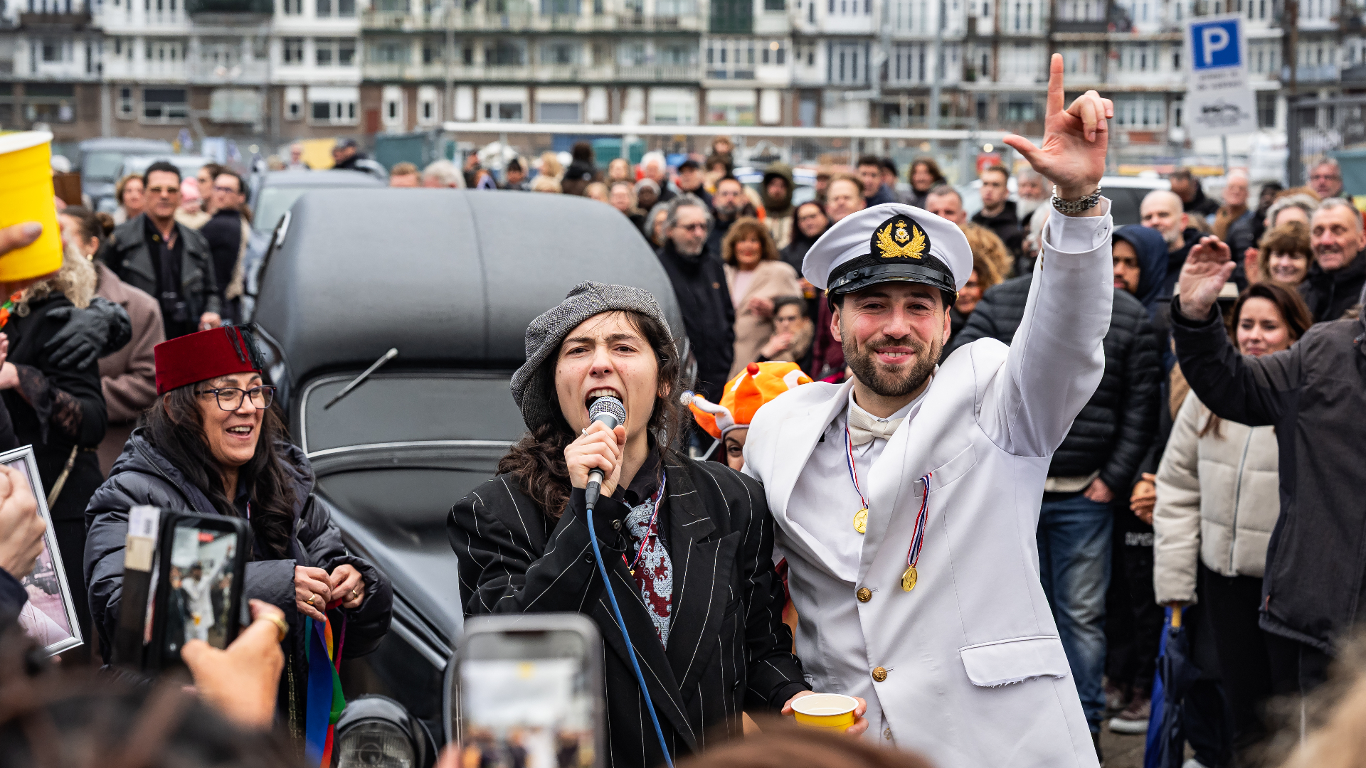 Chelsea en Kick tussen de vrienden en collega's van Jack.