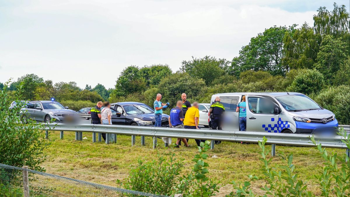 112 Nieuws: Bestuurder naar ziekenhuis na botsing | Woning Hengelo gesloten