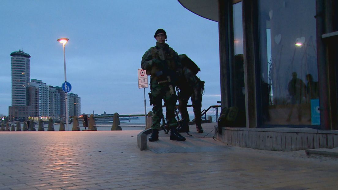 Mariniers tijdens een oefening op de boulevard van Vlissingen