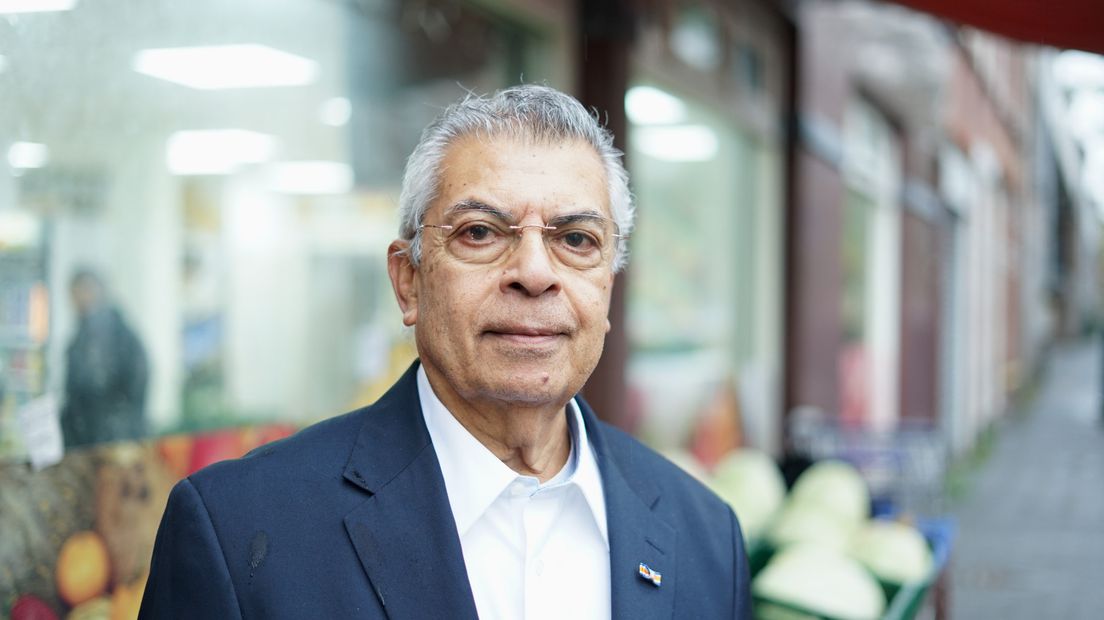 Ram Rambaratsingh voor zijn favoriete buurtsupermarkt 'De Tijd' in het Transvaalkwartier
