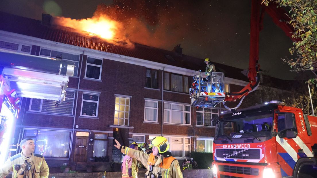 De uitslaande brand in de woning aan Rederijkerstraat in Den Haag