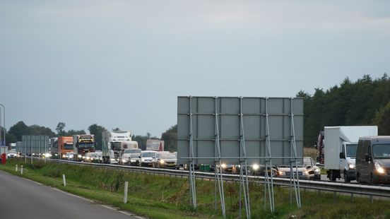 Twee rijstroken dicht op A28, flinke vertraging door ongeluk met vrachtwagen Twee rijstroken dicht op A28, flinke vertraging door ongeluk met vrachtwagen