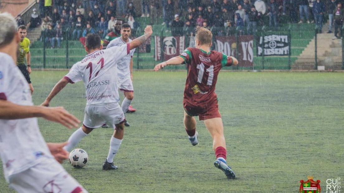 Julian Jansen (nummer 11) in het shirt van Sancataldese