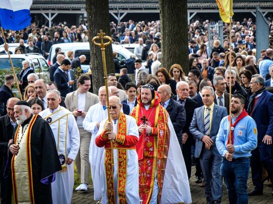 Vanuit Zwitserland tot Zweden komen ze vandaag naar Twente: Syrisch-orthodoxen vieren Pasen